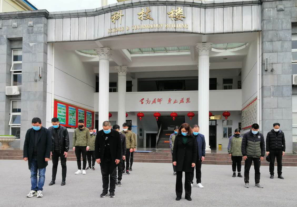 芜湖恒杰中俄双语学校为抗疫逝者默哀